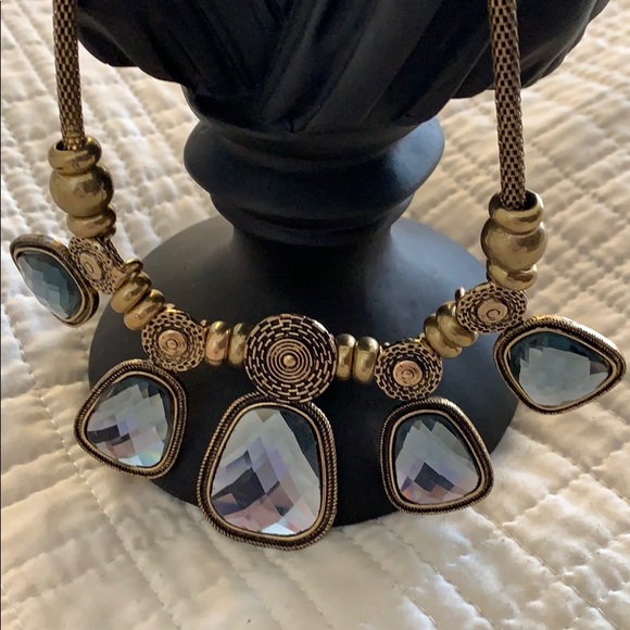 Beautiful and elegant short necklace - Picture 2 of 2